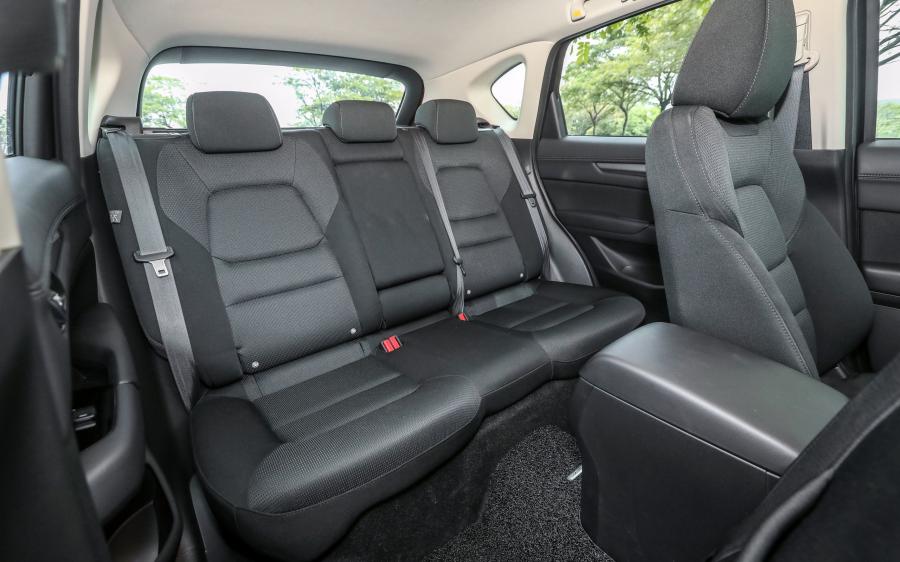 Интерьер Mazda CX-5 2.0 GL 2017 года  (MY) (фото 8 из 9)